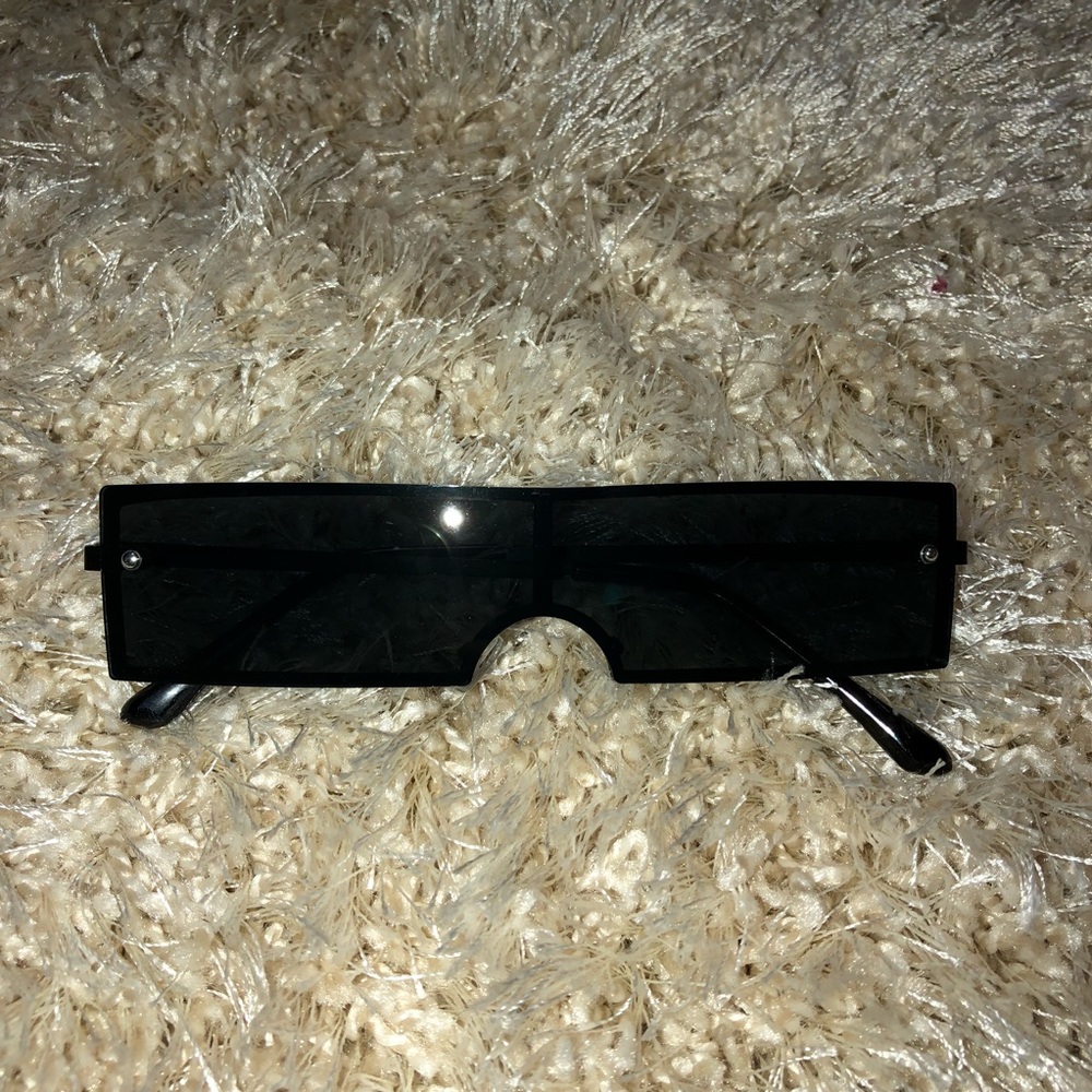 BLACK CLOUT SUNGLASSES !